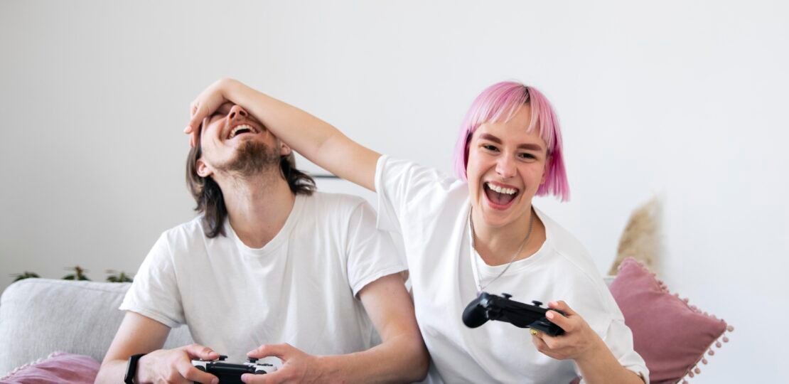 cute-couple-playing-videogames-couch